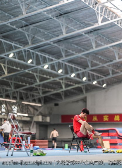九游游戏中心亲密互动，畅享游戏乐趣